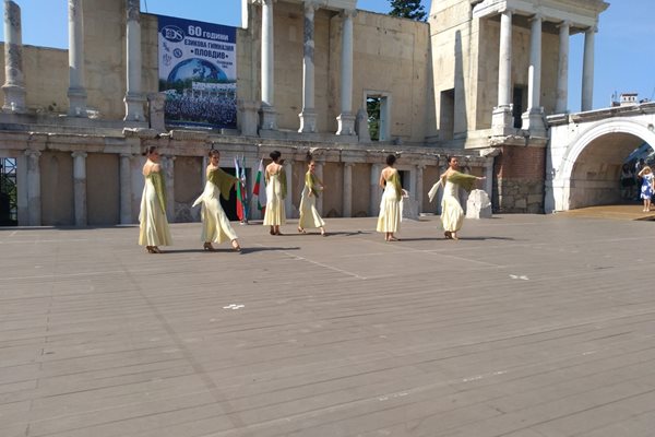 Ученици изнесоха програма послучай юбилея