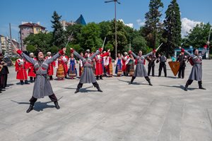 Казаци показват вихрен танц със саби в Пловдив