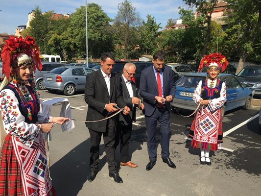 С рязане на лента беше открита обновената зона.