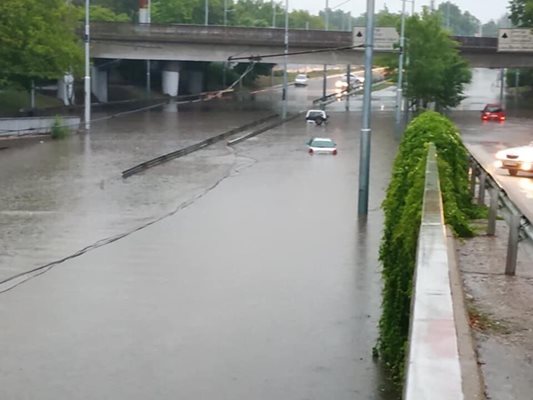 Големият порой в Пловдив на 2 юни 2019 г. Тогава младежи изкараха кану в подлеза до пощата.