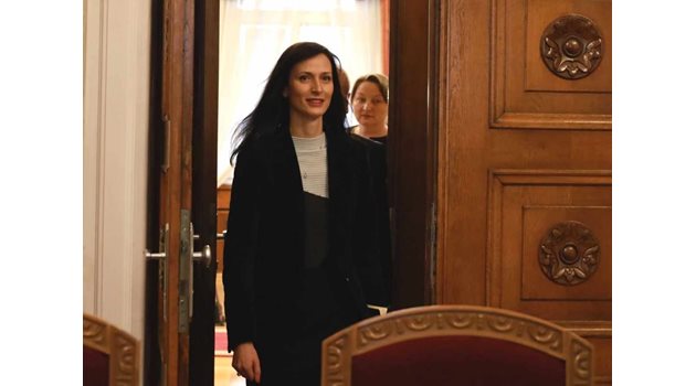 Мария Габриел влиза в залата за разговори на "Дондуков" 2 за консултацията с президента миналата седмица. В понеделник в 12 часа се очаква да получи мандат за съставяне на правителство.