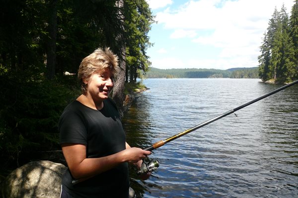 Силвия Найденова от София е майсторка на риболова по родопските язовири