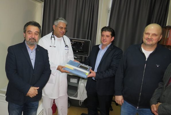 началникът на кардиологичното отделение д-р Хараламби Бенов получава медицинската апаратура от президента на Ротари клуб Калоян Ганев в присъствието на ръководството на МОБАЛ - д-р Стефан Филев и д-р Даниел Илиев