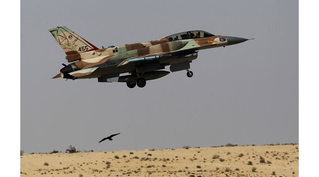 Израелски Ф-16 излита на мисия от база на израелските ВВС. Такива самолети са фаворити в започващия търг на МО.