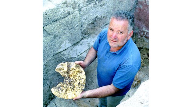 Археологът Костадин Кисьов преди години извади сензационния златен нагръдник, който бе изложен в Лувъра.