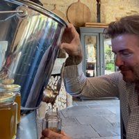 Дейвид Бекъм извади мед за първи път от собствените си кошери (Видео)
