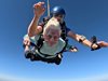 104-годишна жена почина дни след като скочи с парашут от самолет (Видео)