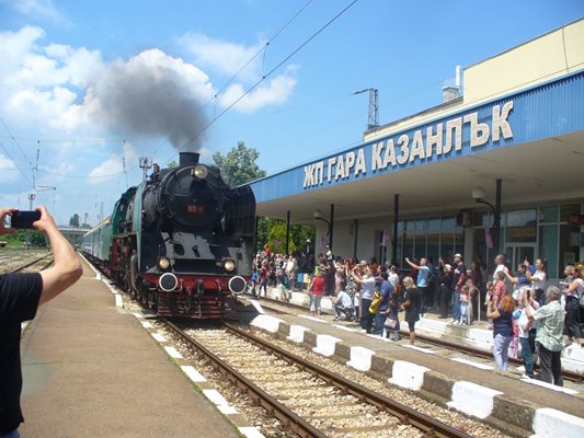 Парният локомотив докара композицията с три вагона от Пловдив до Казанлък с 10 минути закъснение - около 12,20 часа по обяд днес.
Снимка: Ваньо Стоилов