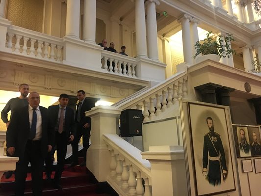 Премиерът Бойко Борисов слиза от секретното деловодство на Народното събрание, където депозира цялата конфиденциална информация по сделката за ЧЕЗ, която е получил току-що от чешкия си колега. Снимка: Кристина Кръстева