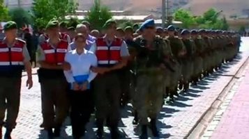 Задава се нова криза в отношенията между Анкара и Атина заради избягалите военни - гюленисти