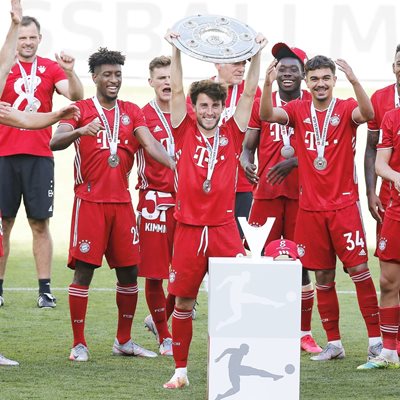 Алваро Одриосола вдига шампионския трофей в Бундеслигата. СНИМКА: Официален сайт на "Байерн" (Мюнхен)