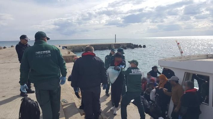 38 мигранти спасени в Черно море край нос Шабла. СНИМКИ: МВР