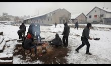 Мигранти в Сърбия и Унгария в борба със зимата