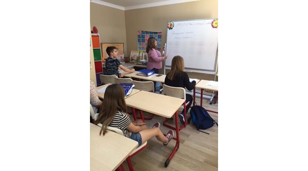 Невин Чалъшкан преподава в час по български език.