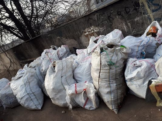 Всяка седмица вадят чували с боклуци от коритото на Марица в Пловдив.