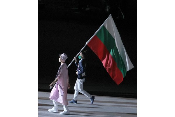 Българското знаме на закриването на Олимпиадата в Токио
