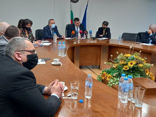 Членовете на щаба в Пловдив заседават.