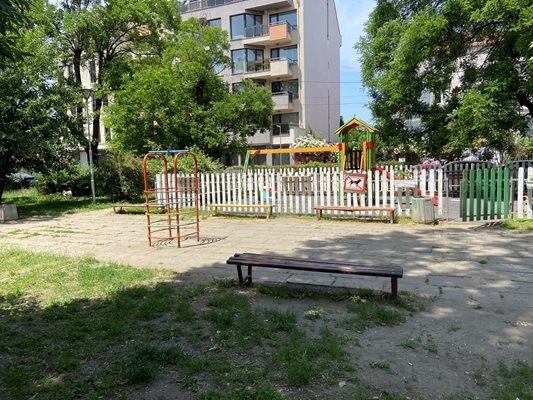 В парка има детска площадка, където майките от квартала всеки ден водят децата си.