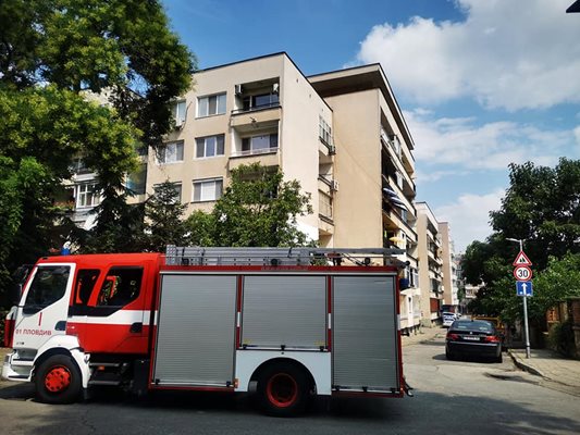 Пожарният автомобил пред блока на пенсионерката.