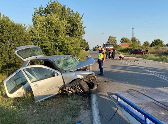 Двете коли са се ударили челно.