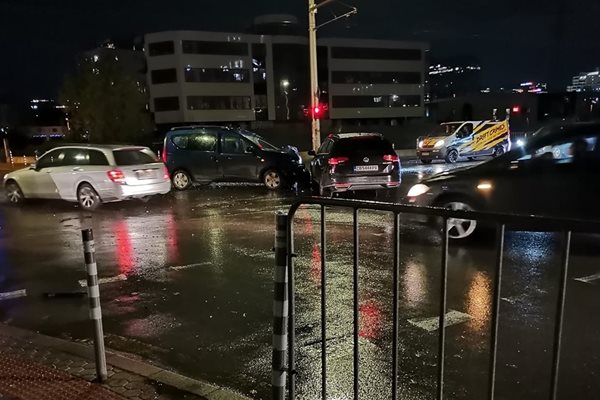Катастрофата е станала между три коли СНИМКА: Фейсбук/ Катастрофи в София