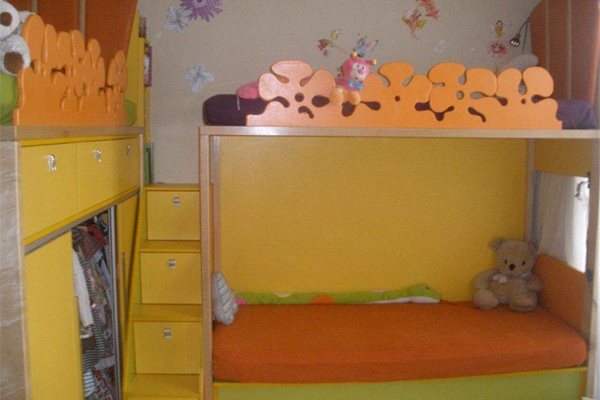 Две от трите детски легла са на втория етаж. Двуетажният креват отляво стъпва върху гардероб.

СНИМКИ: ЗОРНИЦА МАНОВА