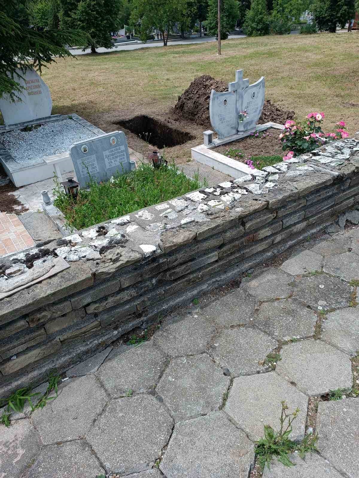 Погребват Ангел от Братя Галеви в Дупница в алеята на дарителите