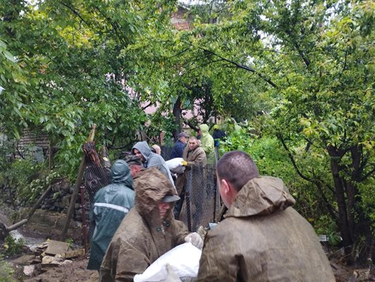 Военнослужещи помагат на бедстващите при наводнението в Берковица Снимка: Министерство на отбраната