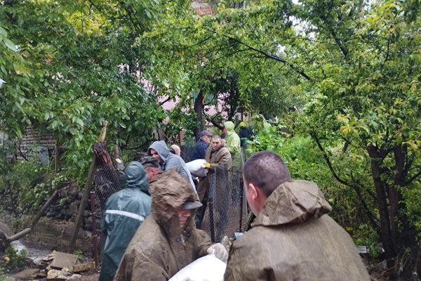 Военнослужещи помагат на бедстващите при наводнението в Берковица Снимка: Министерство на отбраната