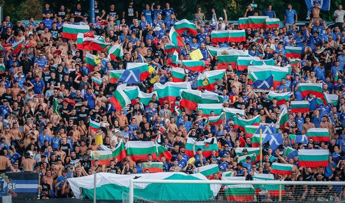 В "синьото" море на "Герена" "плуваха" огромен брой български знамена. СНИМКА: LEVSKI.BG