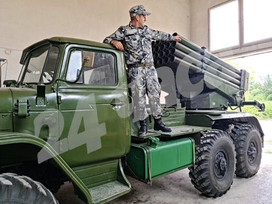 Андрей Новаков с кубинки и униформа на  реактивна система за залпов огън БМ-21 ГРАД, ще става артилерист