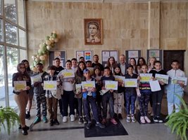 Деца от различен етнос рисуваха заедно по повод 8 април - празника на ромите