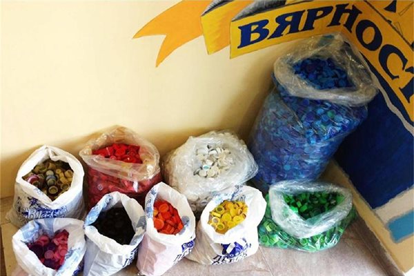 Във фенмагазин на "Левски" разпределят капачките по цветове, преди да ги предадат за рециклиране.