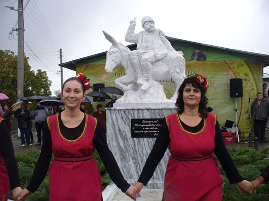 Откриването на паметника на бай Ганьо в Енина съвпадна с празника на селото, който по традиция се отбелязва на Петковден.