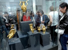 Копието на Панагюрското съкровище е изложено в нова витрина в пловдивския музей.
