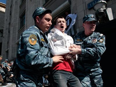 Руски полицаи задържат опозиционен активист, протестиращ срещу новия антидемократичен закон. СНИМКА: РОЙТЕРС