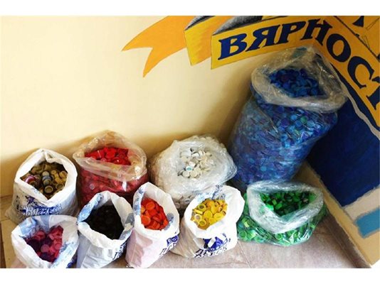 Във фенмагазин на "Левски" разпределят капачките по цветове, преди да ги предадат за рециклиране.