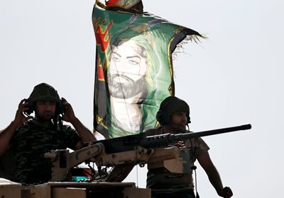 Въоръжените сили, изпратени от централното правителство, настъпват към Ниневия. Върху бойната им техника се веят знамената с лика на Хусеин ибн Али - внук на пророка Мохамед и третия имам на шиизма.