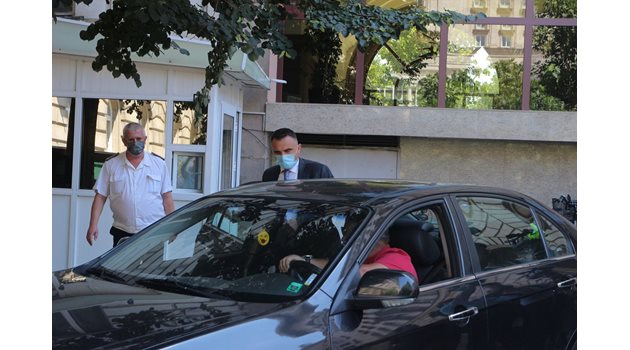 Военният прокурор Стоян Лазаров (с костюма) и негов колега напускат президентството, след като са претърсили кабинета на Илия Милушев.