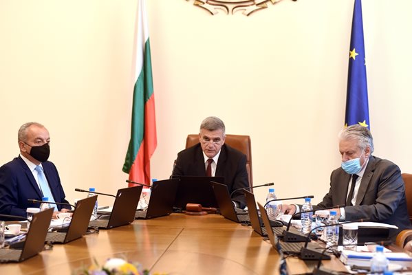 Премиерът Стефан Янев изчете позицията си за резултатите от изборите преди началото на заседанието на Министерския съвет.

СНИМКА: ВЕЛИСЛАВ НИКОЛОВ