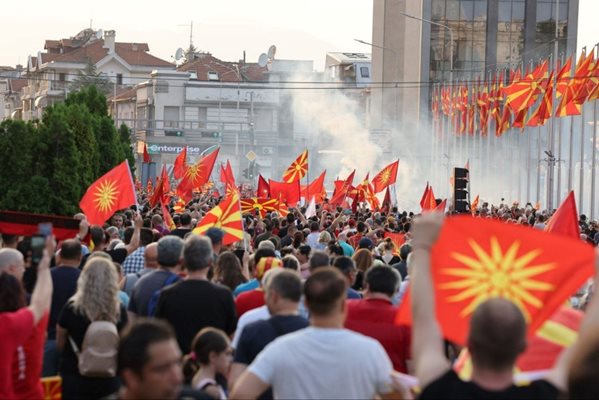 Щурм на македонското правителство, обвиненият за палежа в Битоля, пали надписи и пред Министерския съвет в Скопие