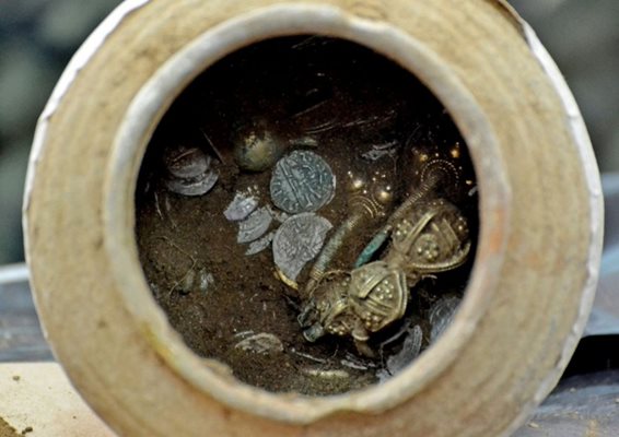 Глиненото гърне, пълно със златни и сребърни монети и накити, открито при разкопки на Калиакра това лято. Снимки:НИМ