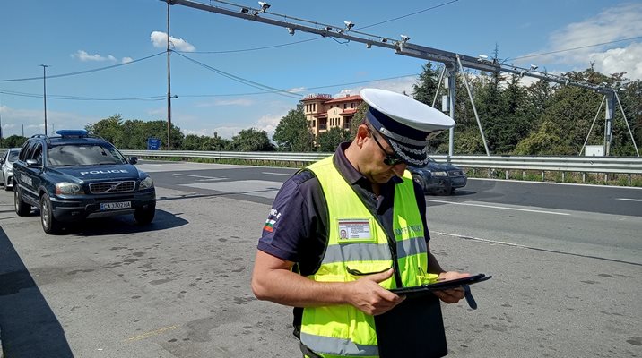 Всеки ден пътните полицаи хващат дрогирани и пияни шофьори.