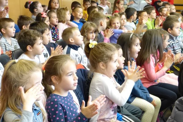 Деца от Пловдив по време на концерт на ансамбъл "Тракия".