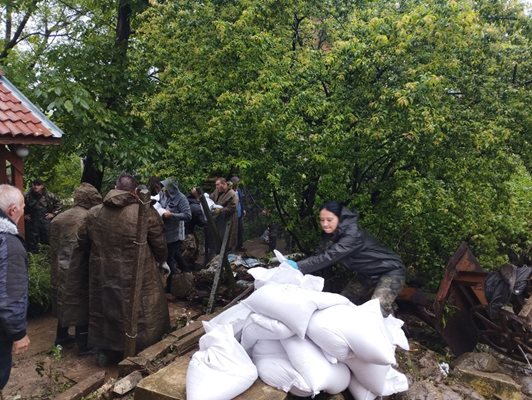 Военнослужещи помагат на бедстващите при наводнението в Берковица Снимка: Министерство на отбраната