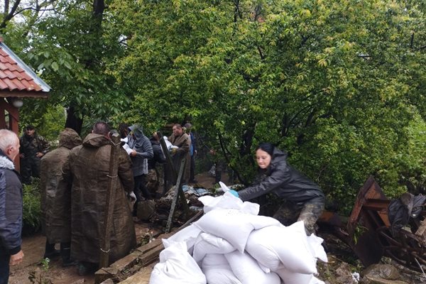 Военнослужещи помагат на бедстващите при наводнението в Берковица Снимка: Министерство на отбраната