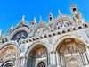 Екоактивисти заляха с кафява течност базиликата Сан Марко във Венеция