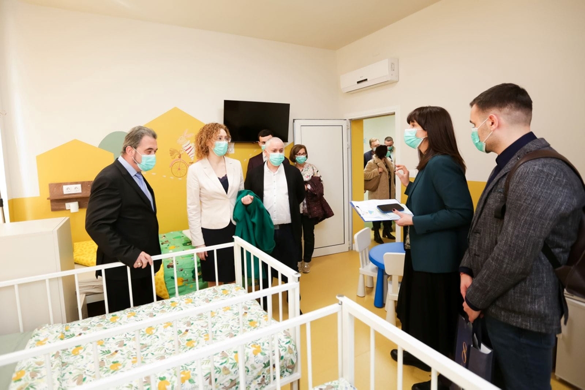 Млади ротарианци дариха книжки на обновеното детско отделение в Търново