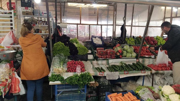 На един от пазарите в Пловдив тази сутрин марулята се продаваше за 1,50 лева бройката. И останалите зеленчуци бяха многократно завишени спрямо изкупните им цени по борсите.