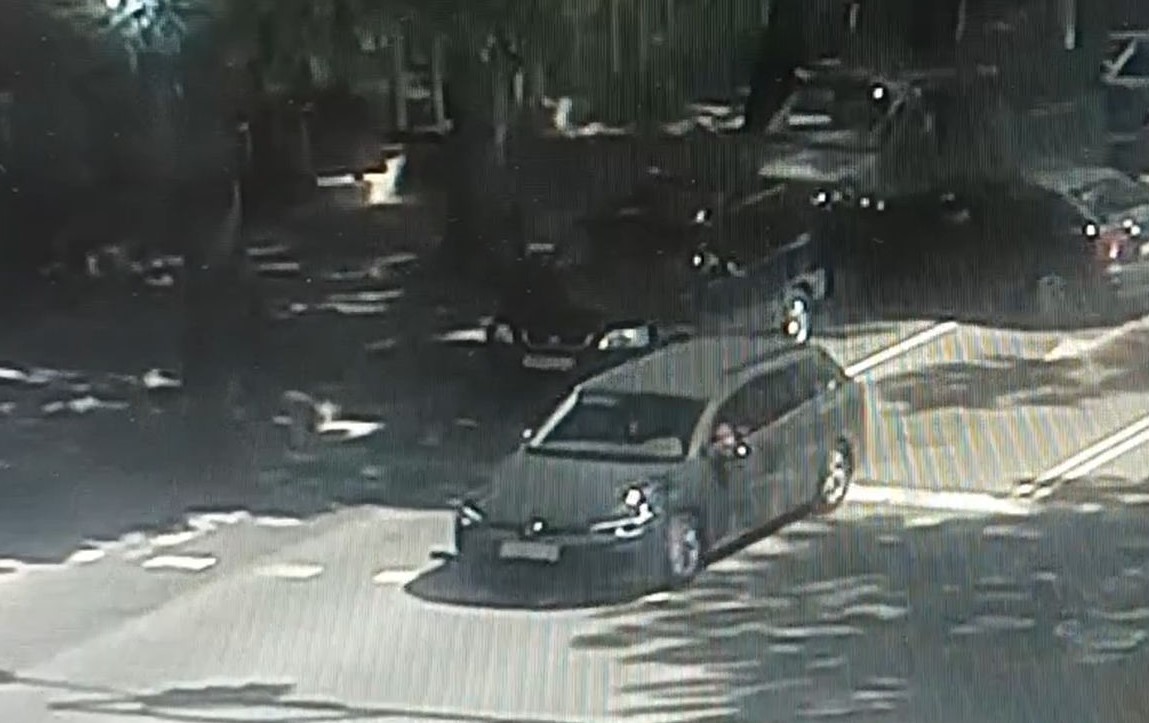 Водач помля 2 коли при обратен завой в центъра на Пловдив (Видео)